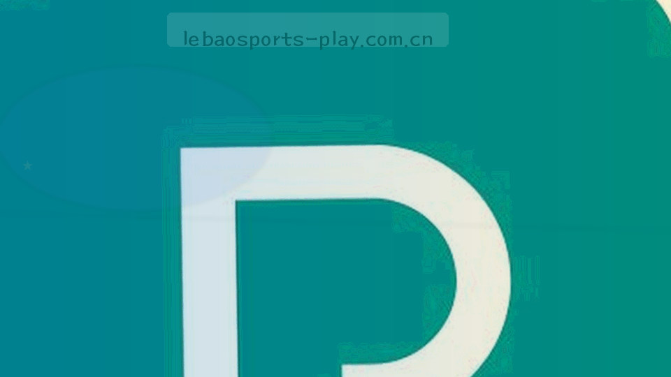 办公室桌面上的战术板与笔，呈现赛前规划与数据分析的工作氛围